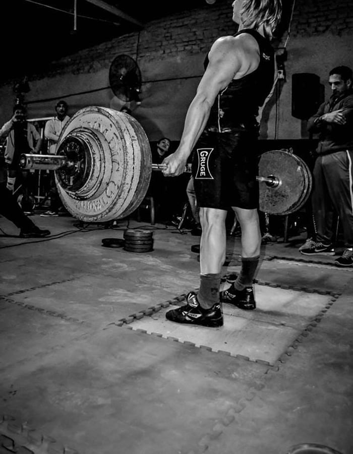 Eduardo Luraschi levantando en el gimnasio